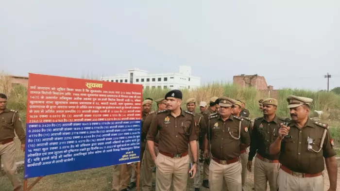 एसीपी धूमनगंज वरुण कुमार पुलिस टीम के साथ गौसपुर कटौहला पहुंचे और फिर कुर्की की कारवाई की।