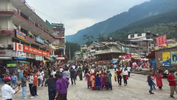 प्रदूषण के चलते देवभूमि में दिल्ली के पर्यटकों की बहार।