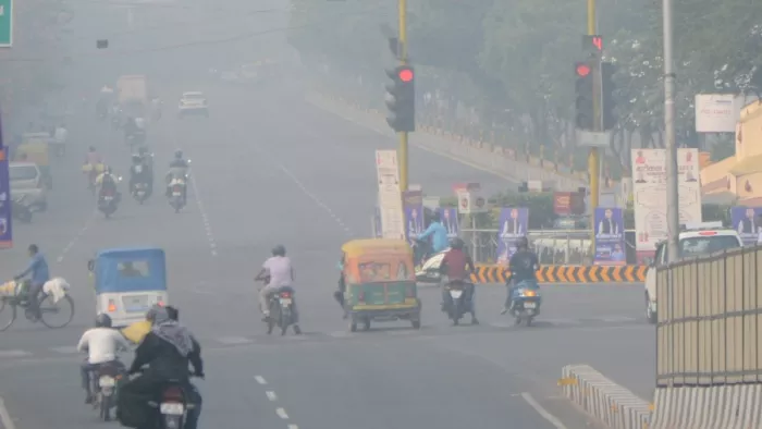 Weather Update: सुबह कुहासा, दिन भर धुंध, एक्यूआइ का स्तर बिगड़ा