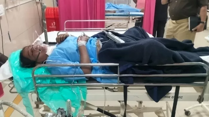 सहेली के साथ निकली महिला रात को हुई लापता, सुबह गड्ढे में कराहती मिली; हमलावरों ने रेता हुआ था गला।