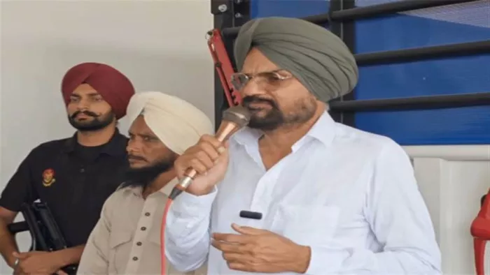 Sidhu Moosewala के जीवन पर बन रही फिल्म पर पिता बलकौर सिंह ने जताया ऐतराज