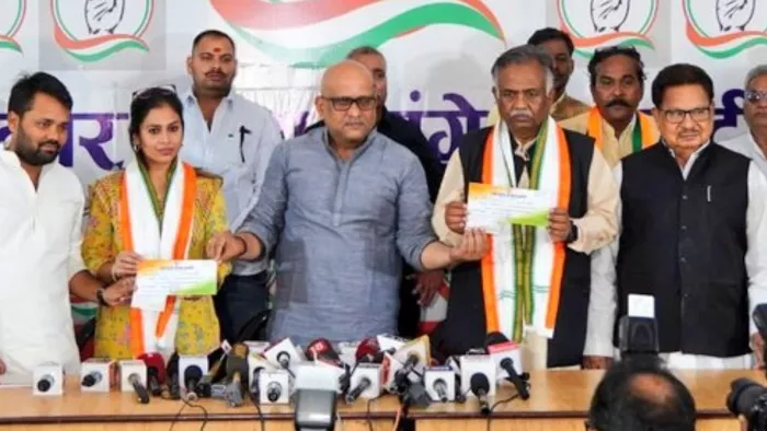 कांग्रेस प्रदेश अध्यक्ष अजय राय ने पिता-पुत्री को कांग्रेस की सदस्यता ग्रहण कराई।