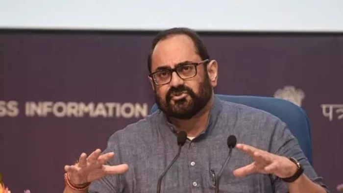 केंद्रीय मंत्री ने कहा कि गलत सूचनाओं के इन खतरनाक और हानिकारक रूपों से प्लेटफार्मों को निपटने की जरूरत है।