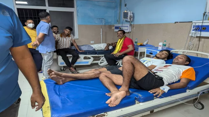 सदर अस्पताल में इलाजरत आक्रांत लोग। जागरण