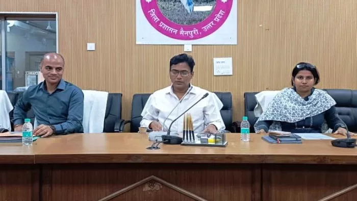 राजनैतिक दलों के पदाधिकारियों के साथ आयोजित बैठक को संबोधित करते डीएम अंजनी कुमार सिंह। साभार सूचना विभाग