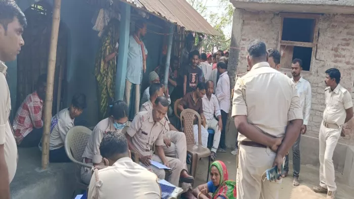 घटना को लेकर स्वजनों का बयान दर्ज करती पुलिस व मौजूद ग्रामीणों की भीड़। जागरण