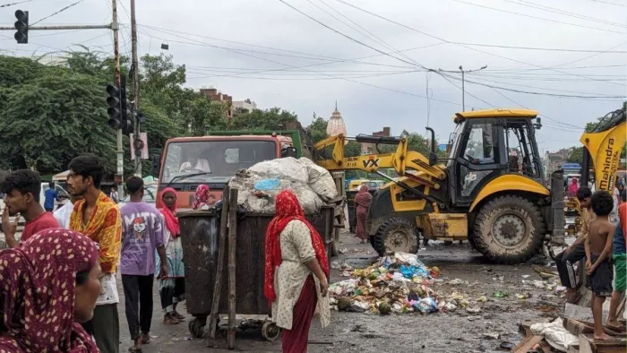 Bulldozer Action: अतिक्रमण से नहीं मिला छुटकारा, फुटपाथ पर चलने को इंचभर भी जगह नहीं। फाइल फोटो