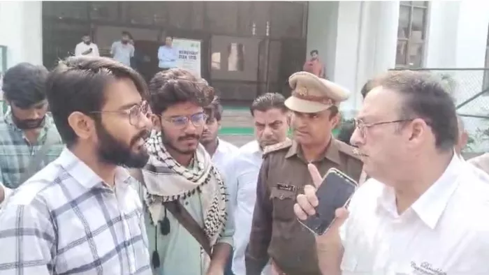 एएमयू में डिप्टी प्रॉक्टर से बहस करते छात्र। जागरण।