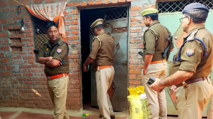 घटनास्थल पर जांच करते अपर पुलिस अधीक्षक प्रदीप कुमार वर्मा। जागरण