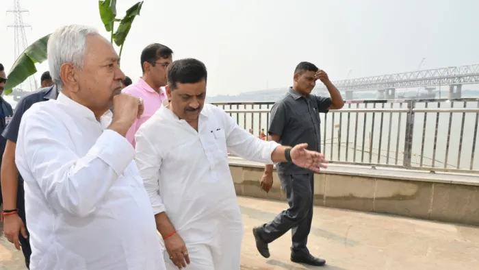 जदयू के राष्ट्रीय अध्यक्ष सह मुख्यमंत्री नीतीश कुमार ने सिमरिया घाट पर चल रहे विकास कार्य का निरीक्षण किया।