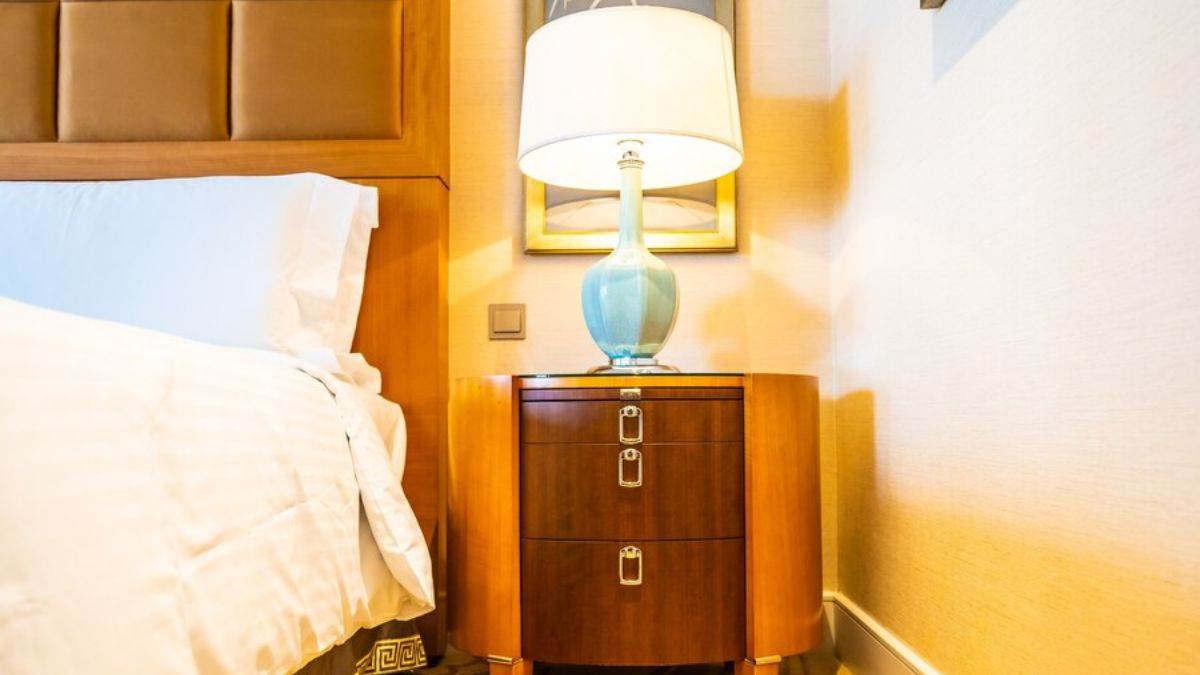 बंजारा मार्केट में भी नहीं मिलेगा ऐसा यूनिक और प्रीमियम Side Tables, इनका मॉडर्न लुक आपके बेडरूम में लगा देगा चार-चांद