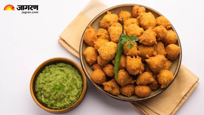 कम तेल में सूजी के पकौड़े बनाने की आसान रेसिपी (Image Source: Freepik)