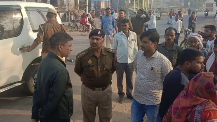 तुलसीराम की हत्या के बाद घटनास्थल पर लोगों से जानकारी करते एएसपी प्रेमचंद और कोतवाल राजेश पाठक।जागरण
