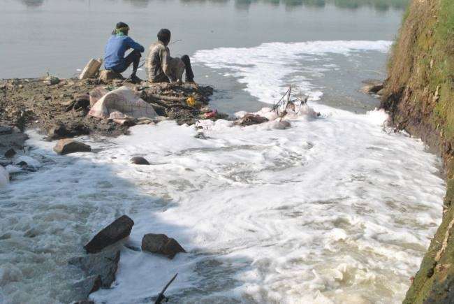 Mission Namami Gange: एक लाख घरों का सीवर बनी गंगा, कहां हैं शौचालय