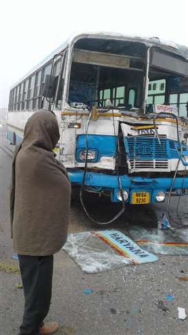 सड़क हादसे में क्षतिग्रस्त हुआ रोडवेज बस।