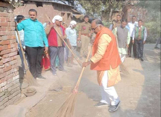 भाजपा नेताओं ने झाड़ू लगाकर दिया स्वच्छता का संदेश