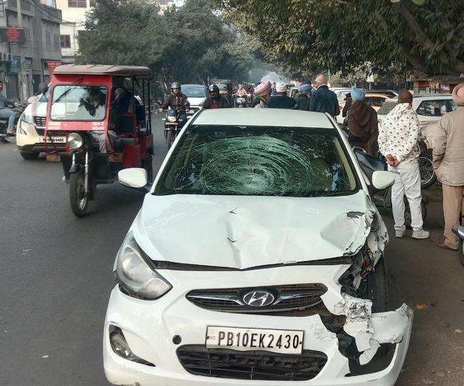 पुराना दयानंद अस्पताल के बाहर तेज रफ्तार वरना कार ने सड़क क्रॉस कर रहे व्यक्ति को कुचल दिया। (सांकेतिक तस्वीर)