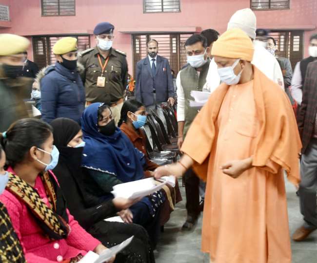 Janta Darshan of CM Yogi Adityanath: Divyang said Maharaj ji is not getting  married due to lack of job CM Yogi adityanath gave this answer