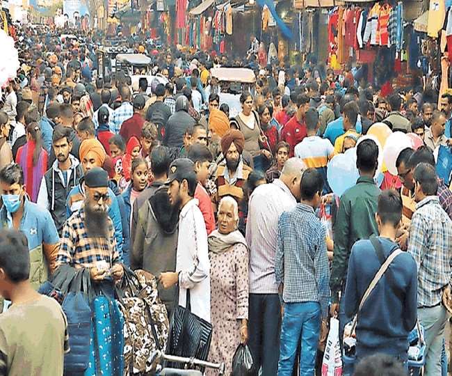 लुधियाना के चौड़ा बाजार में रविवार दोपहर को लोगों की भीड़ उमड़ी। (हरविंदर हैप्पी)