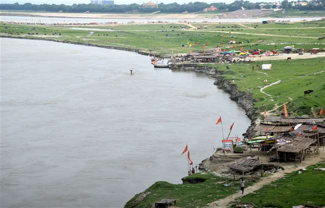 गंगा किनारे बसे 27 शहरों के दूषित पानी को गंगा में जाने से रोकने का प्लान बनाया जाना चाहिए।