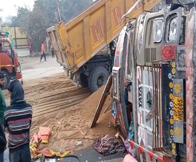 कानपुर में सचेंडी हाईवे पर हादसे के बाद पलटा पड़ा ट्रक।