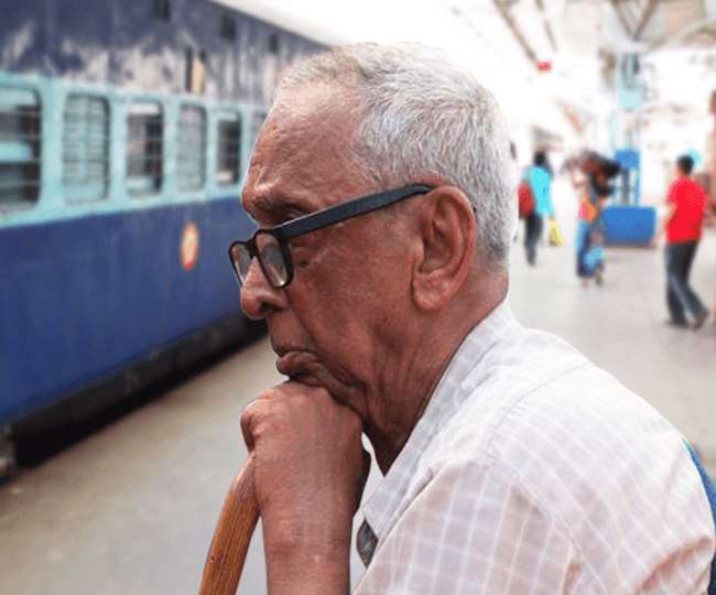 IRCTC/Indian Railways : ट्रेन से यात्रा करने पर सीनियर सिटीजन को को रियायत मिलेगी या नहीं,
