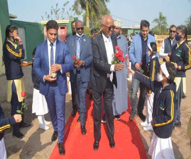 बागपत के गेटवे स्कूल में सोमीलैंड के उपराष्ट्रपति का स्वागत के बच्चे।