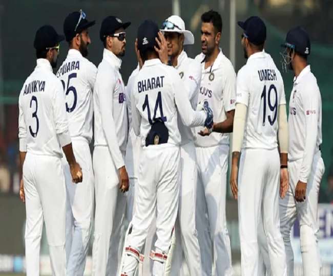 भारतीय टेस्ट टीम के खिलाड़ी मैदान पर (एपी फोटो)