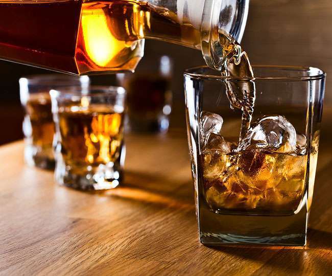 रिहायशी क्षेत्रों में खुले शराब के ठेकों के खिलाफ राजधानी के तीनों निगमों ने कार्रवाई शुरू कर दी है।
