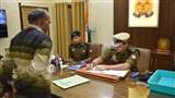 Agra News: आगरा पुलिस कमिश्नर से आरक्षी के पिता ने लगाई मदद की गुहार।