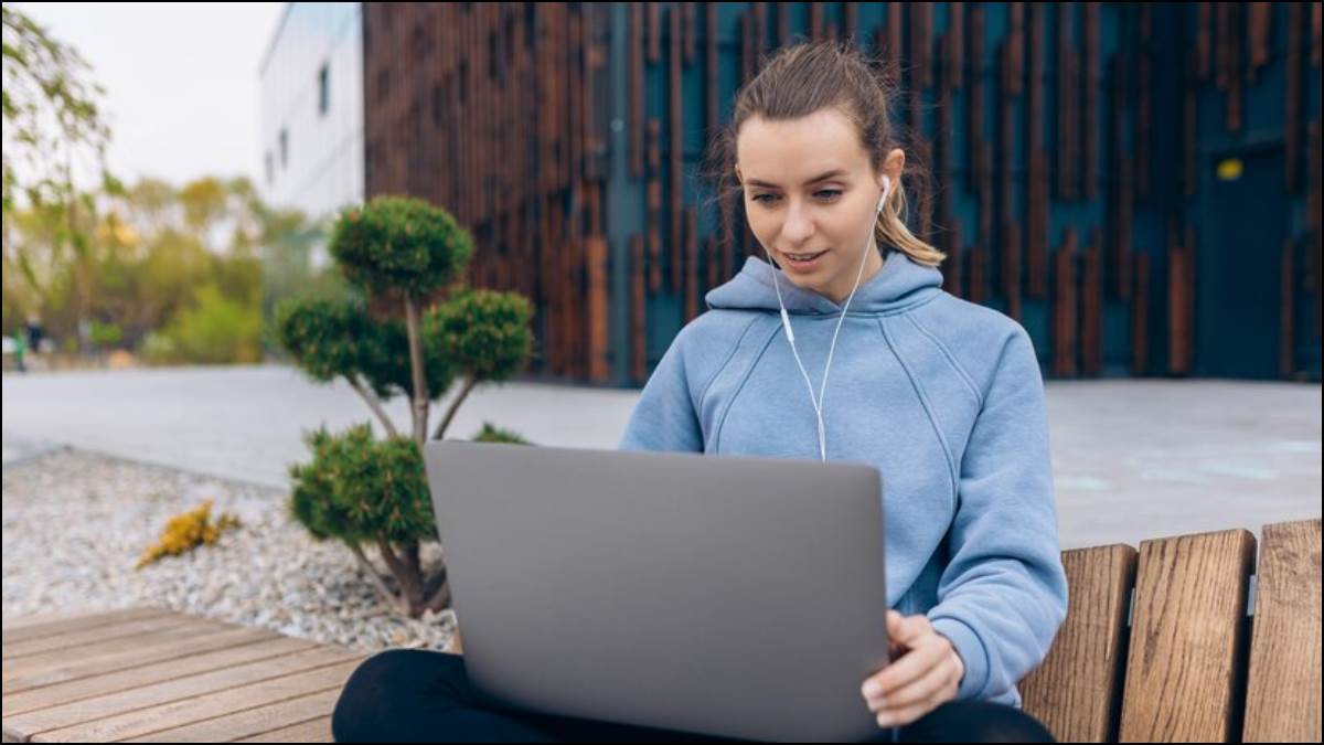 earphones side effects using earphones headphones for long time can affect your brain follow these tips to stay safe