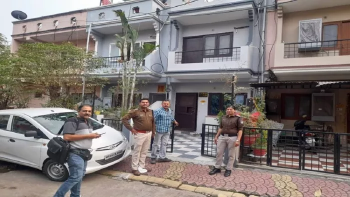 Farhat Khan: विवादित पुस्तक की लेखिका फरहत खान घर से फरार, मोबाइल भी बंद; तलाश में छापेमारी