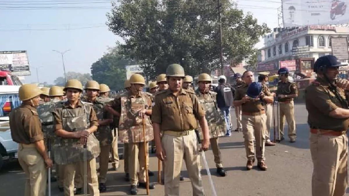 High alert in Ayodhya: अयोध्‍या में चप्‍पे-चप्‍पे पर पुल‍िस तैनात