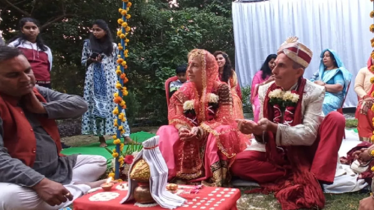 Agra News: इटली से भारत खींच लाया भारतीय संस्कृति से प्यार, हिंदू रीति-रिवाज से शादी कर मनाई 40वीं वर्षगांठ