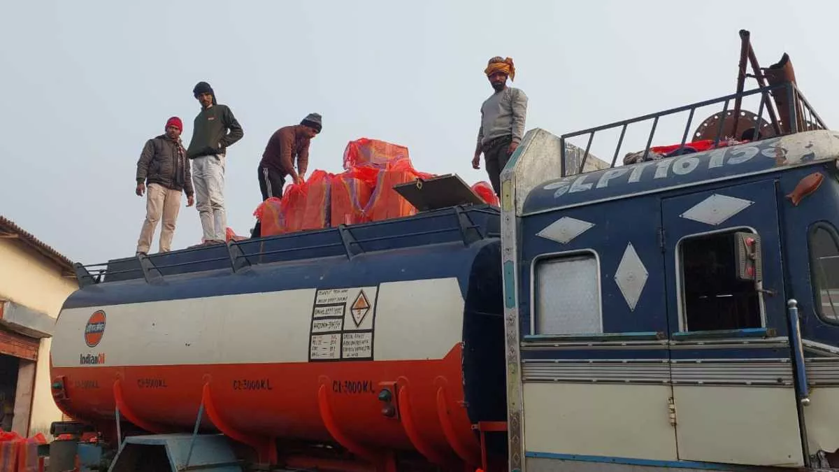 बिहार के नवादा में तेल के एक टैंकर में विदेशी शराब की तस्करी