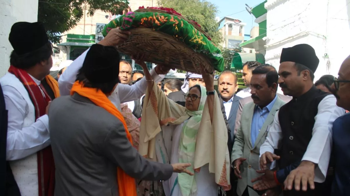 Ajmer Sharif Dargah: बंगाल की मुख्यमंत्री ममता बनर्जी पहुंची अजमेर शरीफ, दरगाह पर चढ़ाई चादर