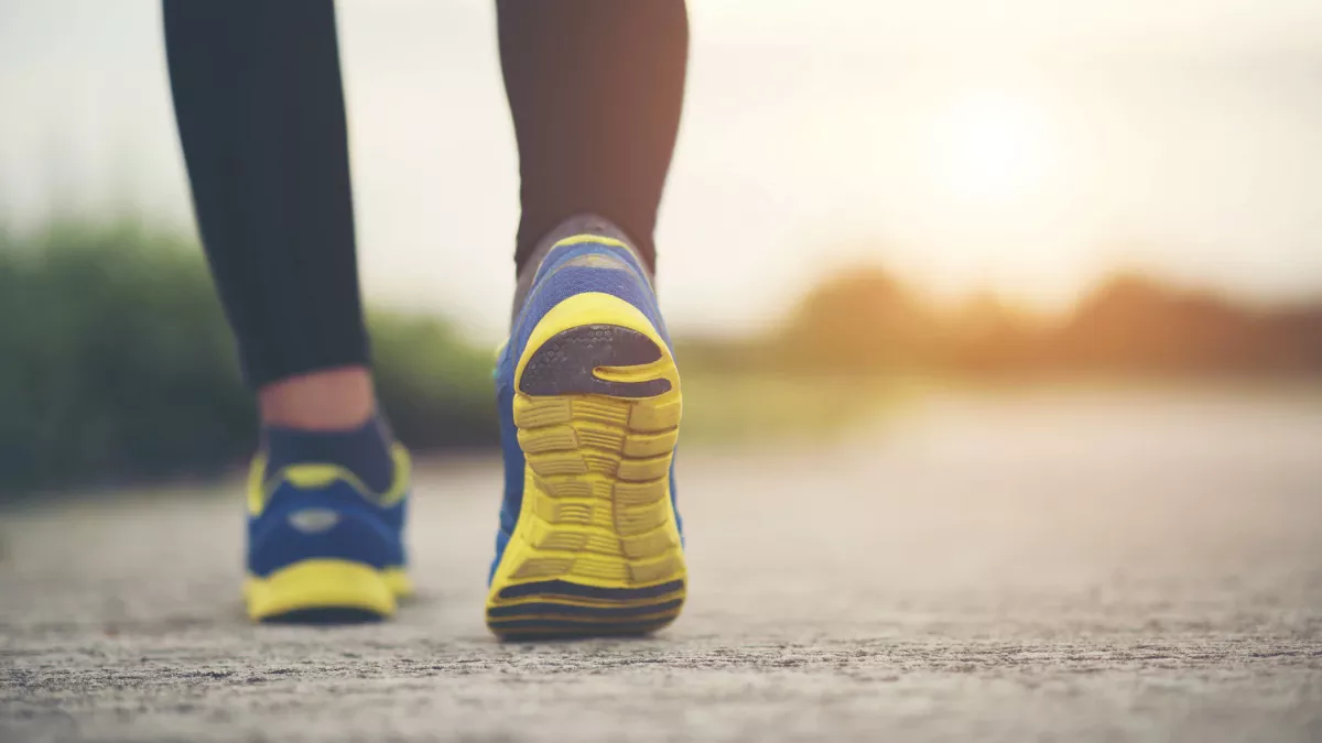 Reverse Walking Benefits: उल्टा चलने से सेहत को होने वाले फायदे