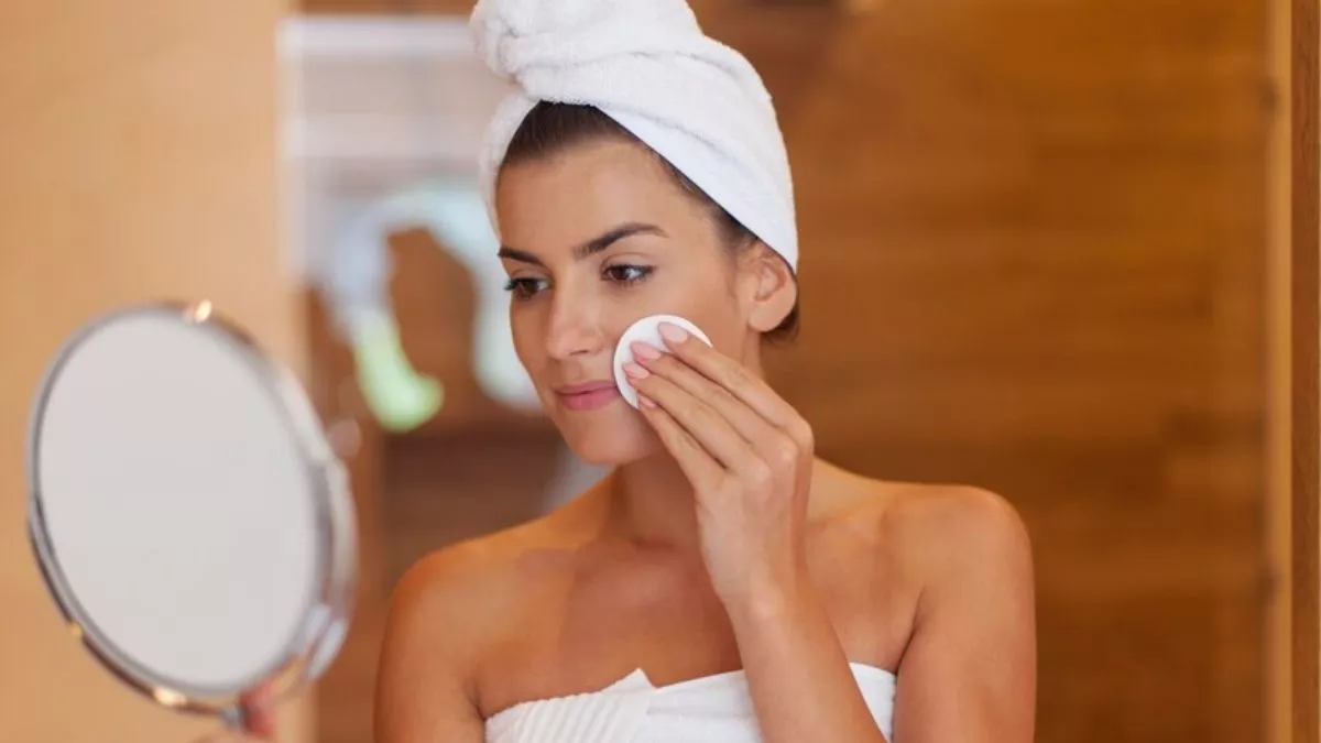 Skin Care Tips: नेचुरल तरीके से हटाना चाहते हैं मेकअप, तो अपनाएं ये आसान उपाय