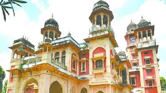 इलाहाबाद विश्वविद्यालय के छात्र भिड़ें, छात्रावास में पथराव व बमबाजी