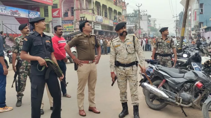 आरा के एक्सिस बैंक में घुसे हथियारबंद लुटेरे (जागरण)