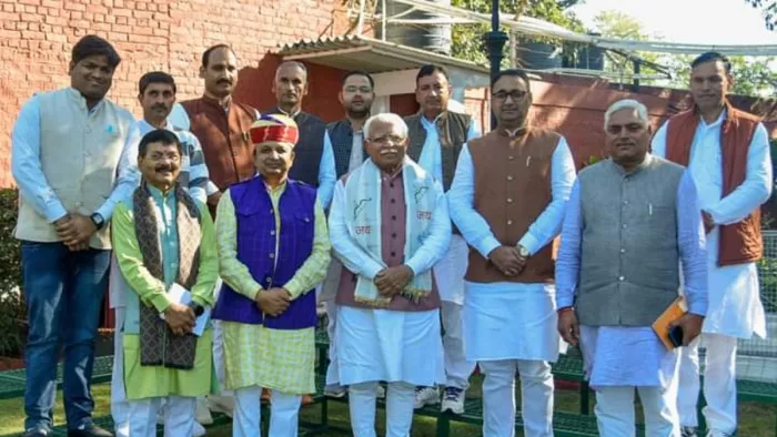 कबीर कुटीर में मुख्यमंत्री मनोहर लाल से मिलता भाजपा का प्रतिनिधिमंडल