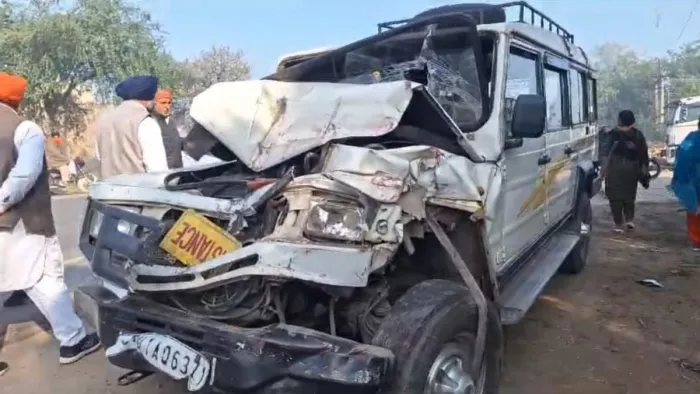 धुंध के कारण एक के बाद एक आधा दर्जन गाड़ियां टकराई