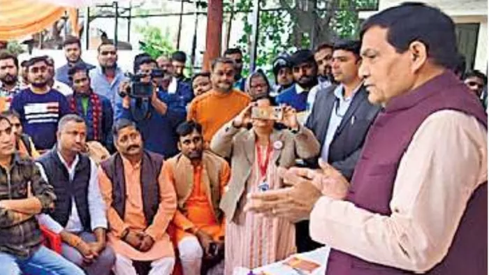 मंत्री जी, बिजली संविदाकर्मी 45 हजार लेकर भाग गया।