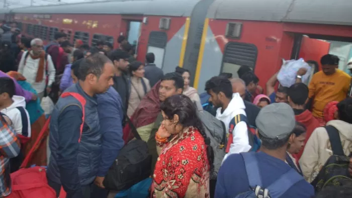 Pratapgarh News: पद्मावत एक्सप्रेस में नहीं बढ़ाए गए कोच, स्लीपर और एसी कोच तक ही सीमित रहा आदेश; यात्री परेशान