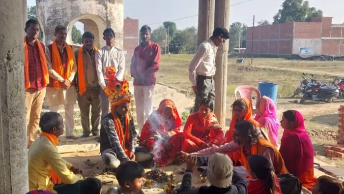 टिकारा मंदिर हिंदू रीति रिवाज से वैवाहिक बंधन में बंधता प्रेमी युगल: जागारण