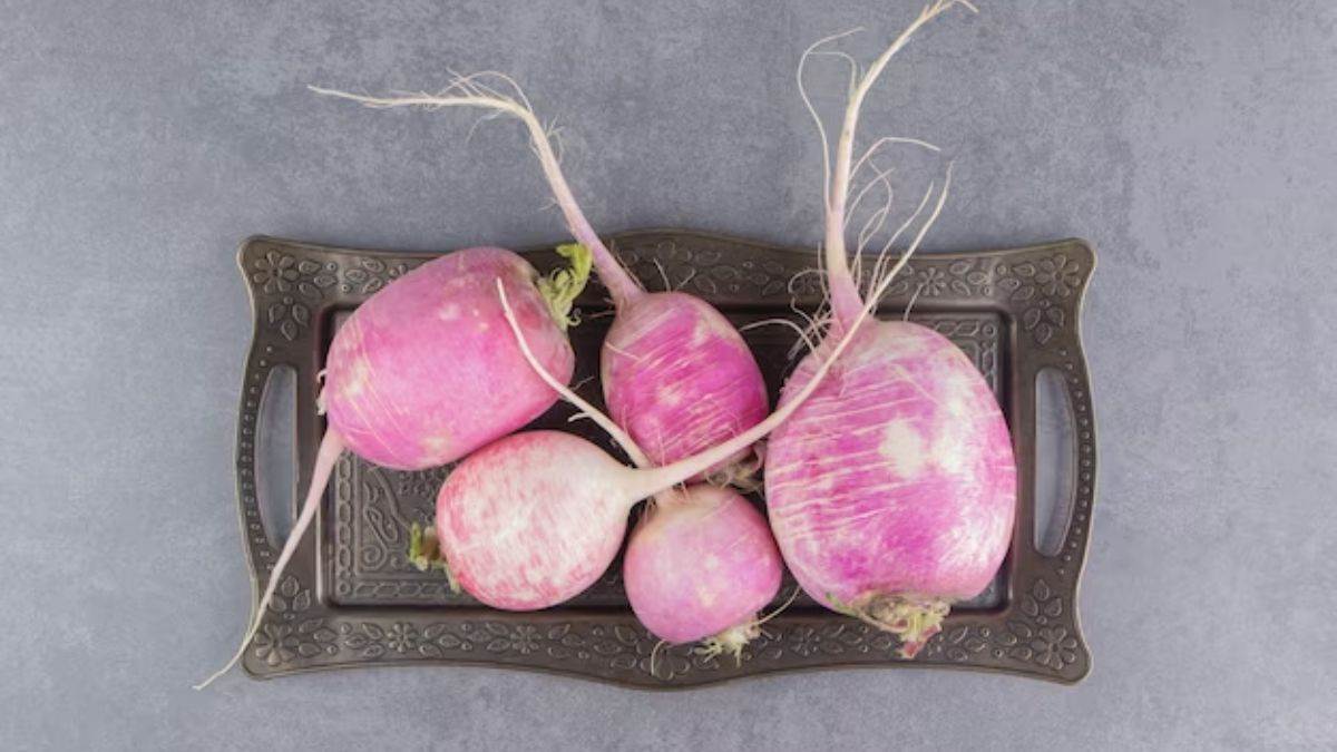Turnips Benefits वजन से लेकर हाई बीपी कंट्रोल करने तक, सर्दियों में