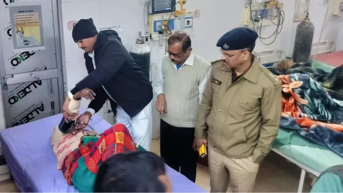 घायलों की जांच करते डॉक्टर व मौके पर मौजूद पुलिस अधिकारी - जागरण
