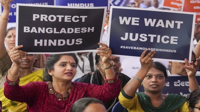 बांग्लादेश में हिंदुओं के खिलाफ हिंसा के विरोध में प्रदर्शन (PTI)