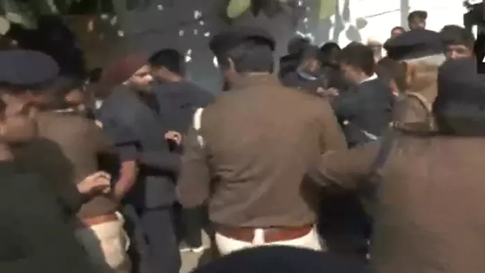पटना में बीपीएससी अभ्यर्थियों पर लाठी चार्ज (जागरण)