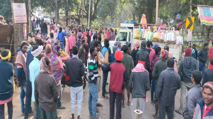 सब्जियों से लदे वाहनों को रोकते झारखंड के किसान